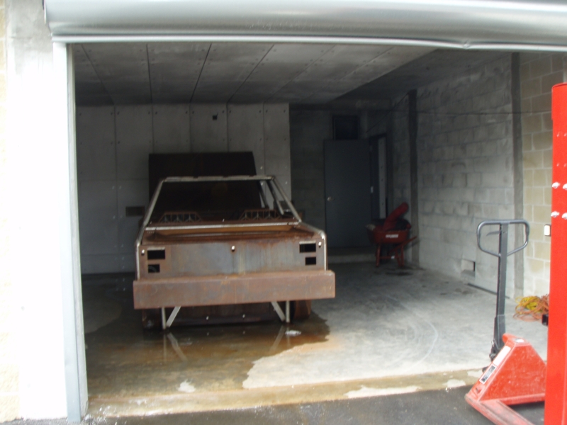 PKW-Brand in einer Garage