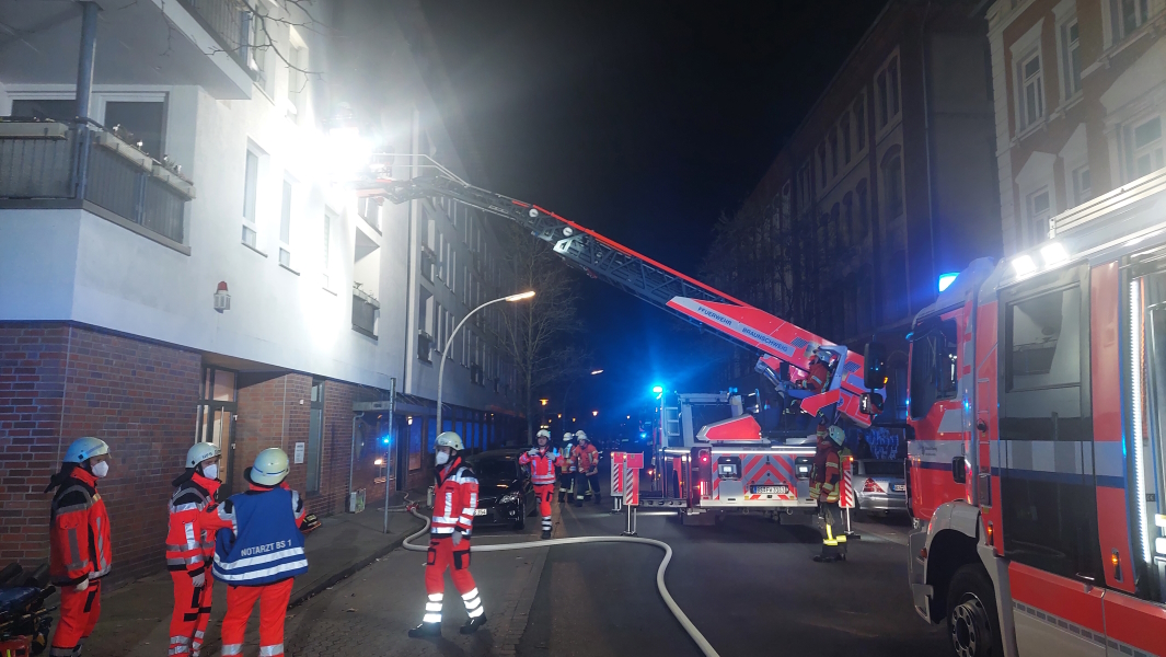 8. Februar 2023 - Wohnungsbrand mit Menschenleben in Gefahr – zwei verletzte Feuerwehrbeamte, Foto: Feuerwehr Braunschweig