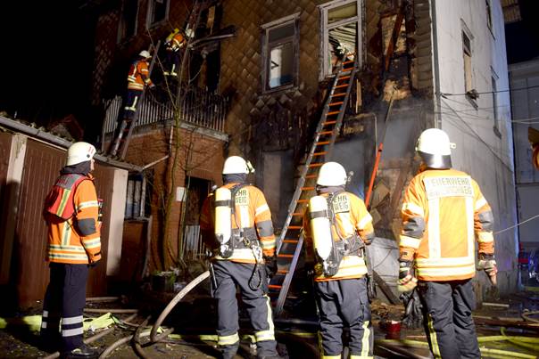 Wohnhausbrand in Braunschweig - Leitereinsatz auf der Rückseite